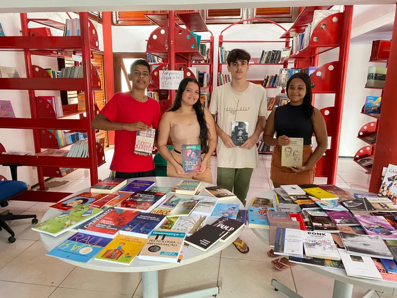 Prefeitura amplia acervo do Farol do Saber com novos livros adquiridos em parceria com a Biblioteca Benedito Leite
