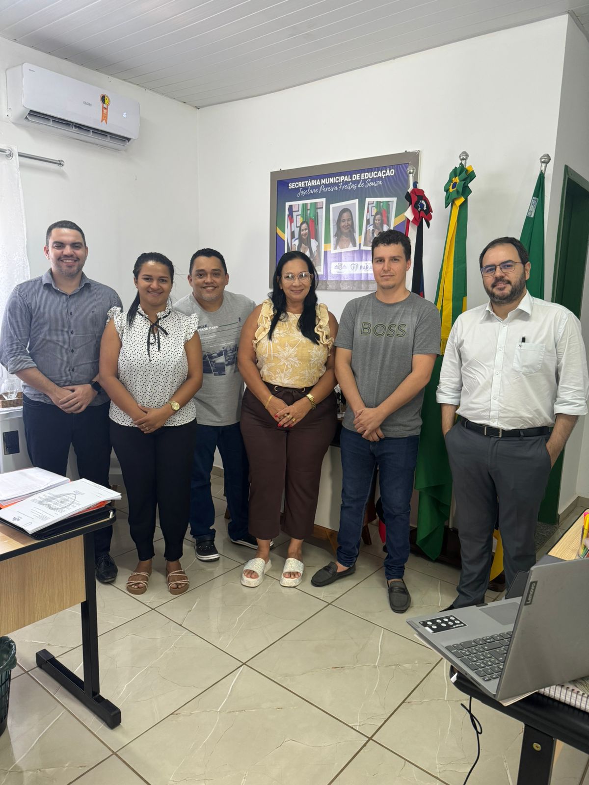 Prefeitura de Paraibano, em parceria com a Sala do Empreendedor de Paraibano e Secretaria de Educação, realizou uma importante reunião com o SEBRAE para discutir melhorias nas licitações do município.