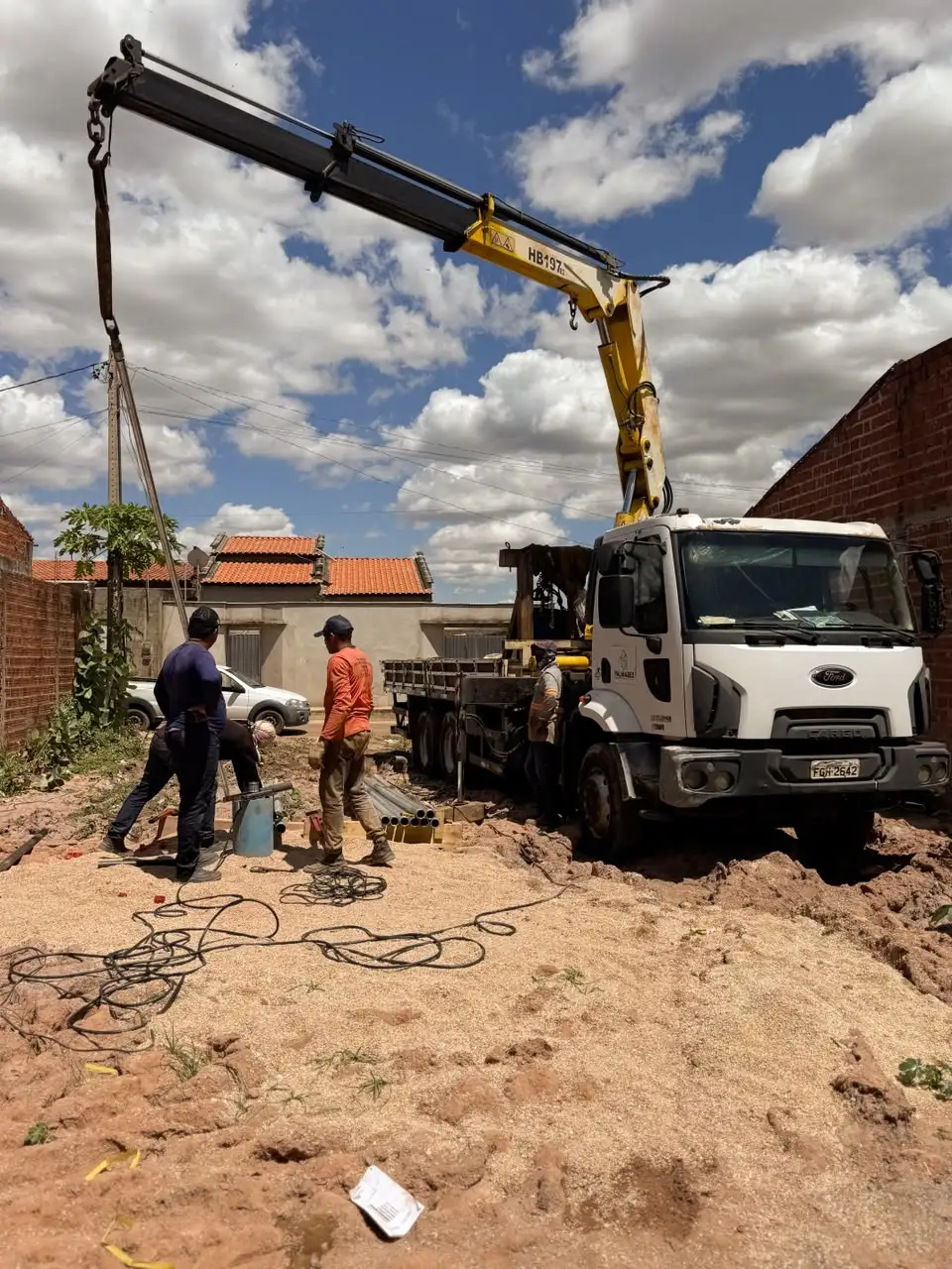 Foto 2 – Governo Municipal, informa que instalação da bomba e da tubulação do novo poço na Vila Castor já está em andamento.