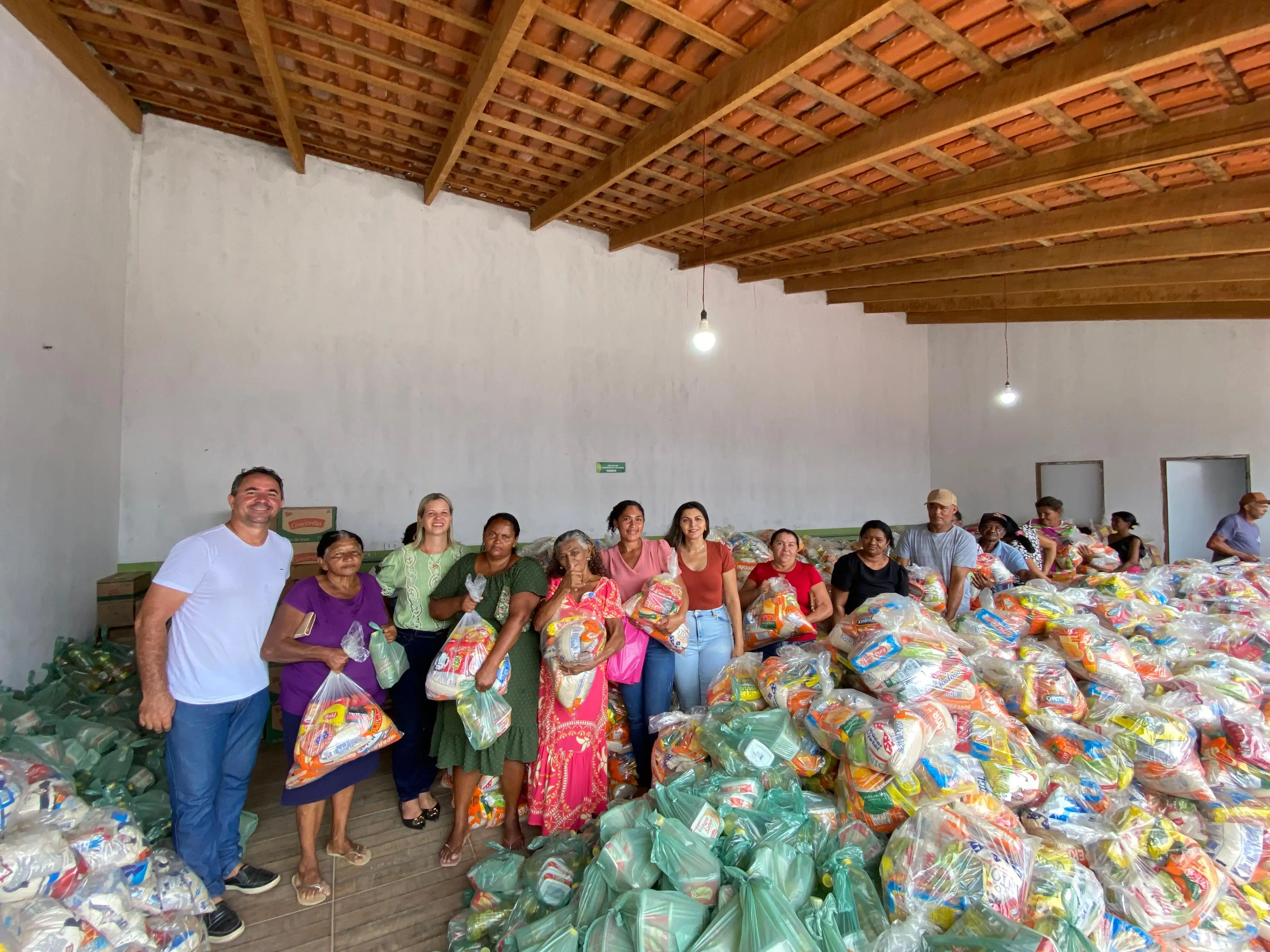 Prefeitura Municipal de Paraibano realizou mais uma entrega de cestas básicas em alusão à Semana Santa.