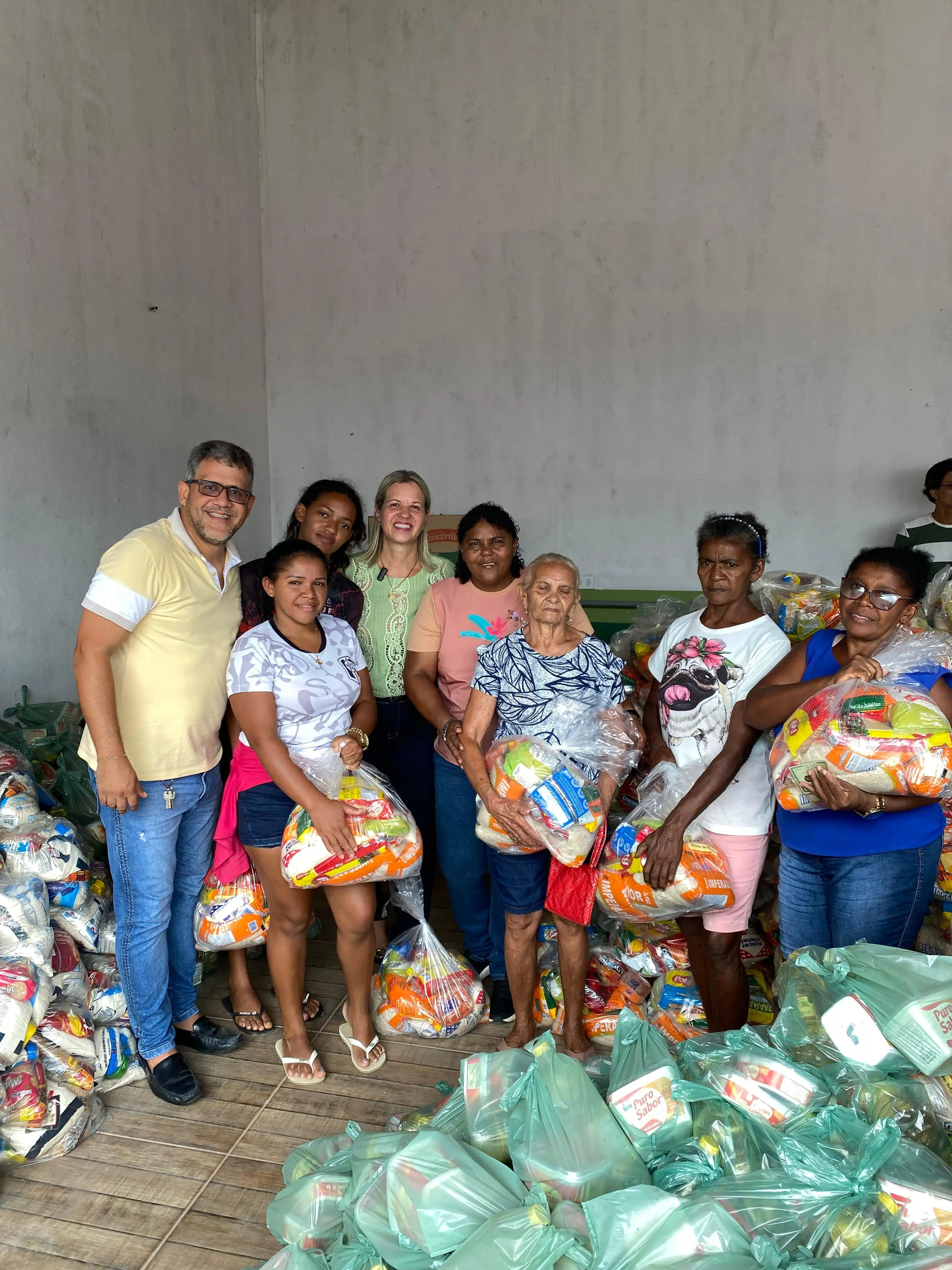 Foto 3 – Prefeitura Municipal de Paraibano realizou mais uma entrega de cestas básicas em alusão à Semana Santa.